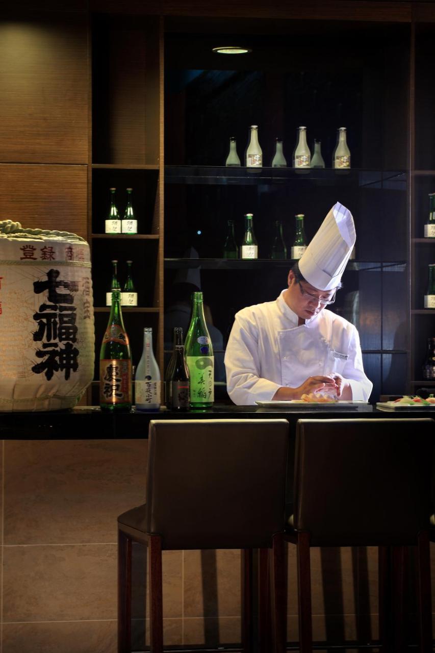 Fullon Hotel Lihpao Resort Houli Exterior photo A Japanese chef preparing sushi